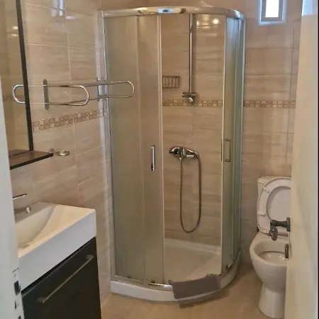 Paradisos House İskados