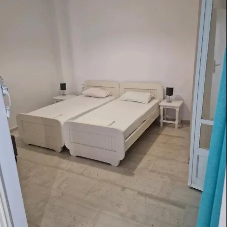 Paradisos House Daire İskados