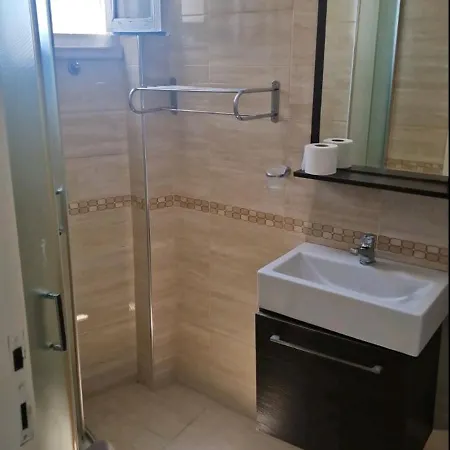 Paradisos House İskados