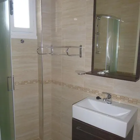 Paradisos House İskados